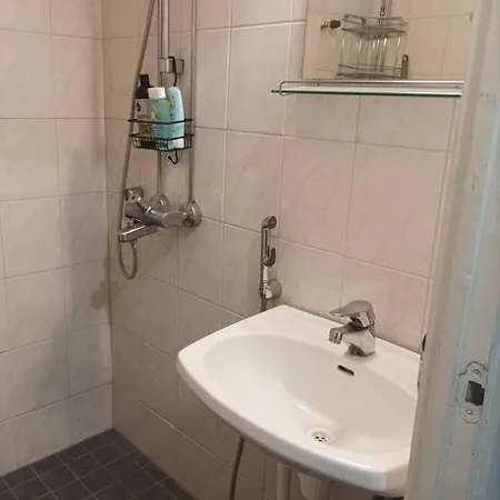 Viihtyisae Ja Valoisa Yksioe Keskustan Laeheisyydessae アパート ヘイノラ